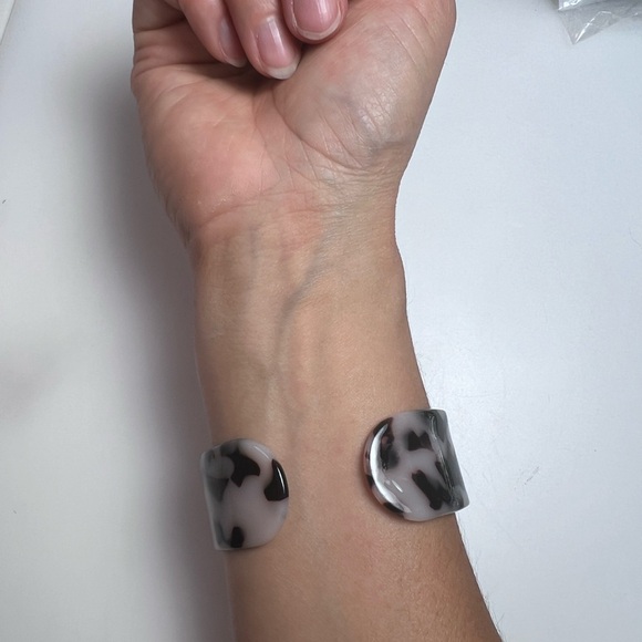 CJLA TORTOISE Cuff Bracelet - Resin Bracelet OS - Picture 6 of 10